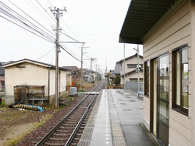 左に元変電所の建物があります