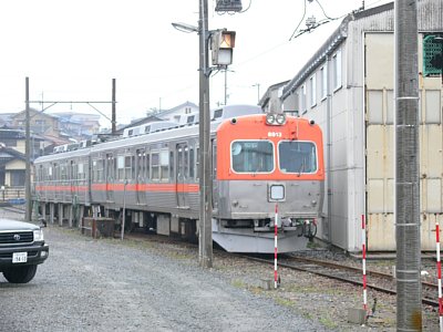 �ԗ���n�ɗ��u����Ă���8000�n�d��