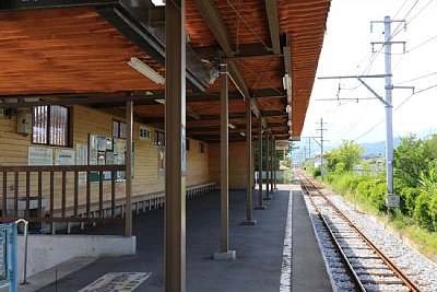 待合所がホーム上にあります