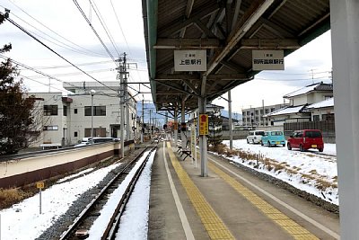 ���؂��΂�����H�ɉ����ĉw�֓���܂�