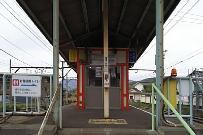 島式ホームの中央に待合室がある