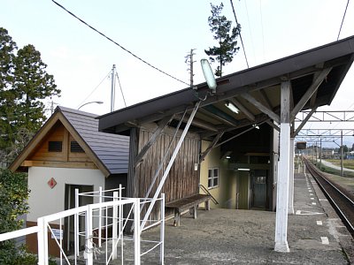 �w�ɂ���K�i�Ńz�[���ɏオ��܂�