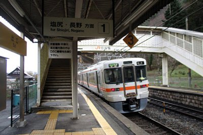 ホームと跨線橋