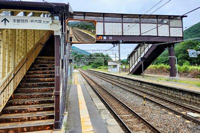 ホームと跨線橋
