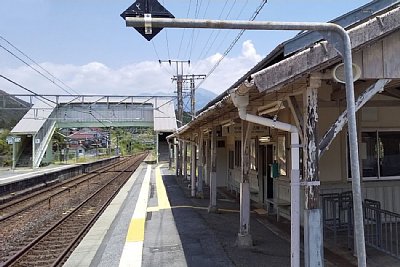 ホームと跨線橋