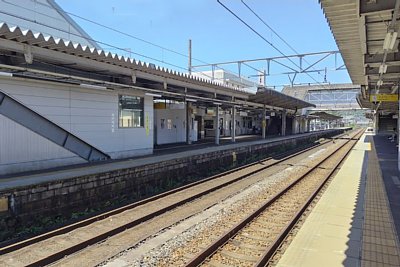 ホームと跨線橋