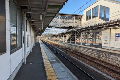 ホームと跨線橋