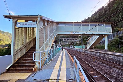 ホームと跨線橋