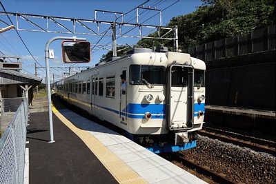 ホームに普通列車が到着します