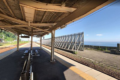 ホームから海が見える