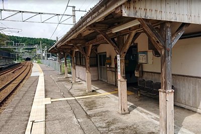 駅舎はかなり老朽化しているのです