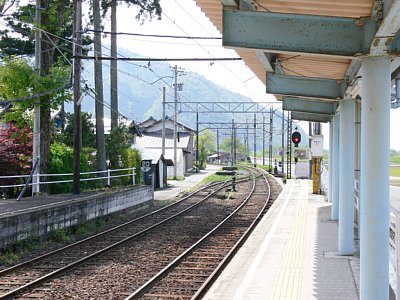 発坂駅の相対式ホーム