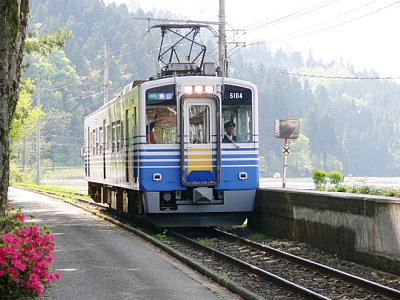 �䓇�w�ɓ�������MC6104�d��