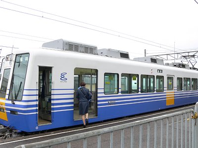 �A�e���_���g���񂪓d�Ԃɏ�荞�݂܂�