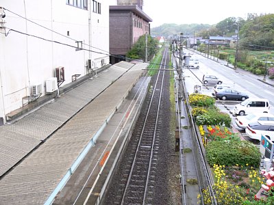 歩道橋からホームを見る