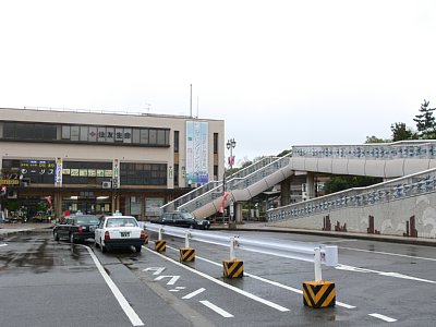 駅ビルと歩道橋