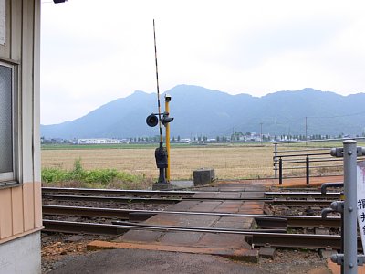 �\������