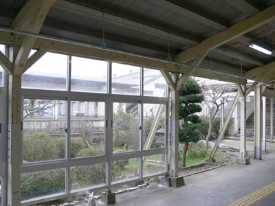 �w�ɂ���z�[���ւ͒ʘH��ʂ�א�����n��