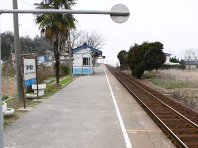 ホームから下り方面を見る