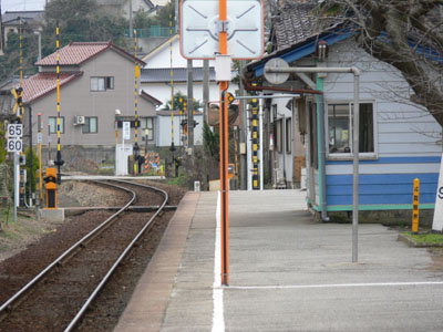 越中国分駅ホーム