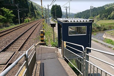 �\������