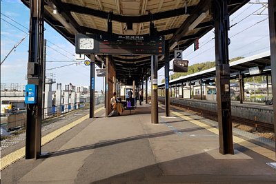 ホームは2面4線です