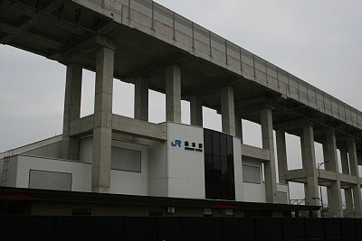 森本駅の上部は新幹線です