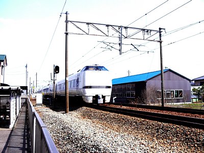 西高岡駅を通過するサンダーバード