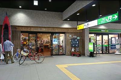 ���R�ʘH�ɂ͓X�܂�����ł��܂�