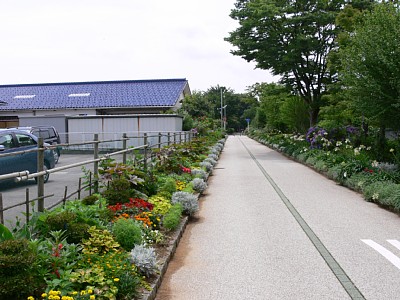 自転車道の左側に車両基地があった