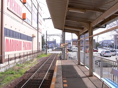 ホームから上り方面を見る