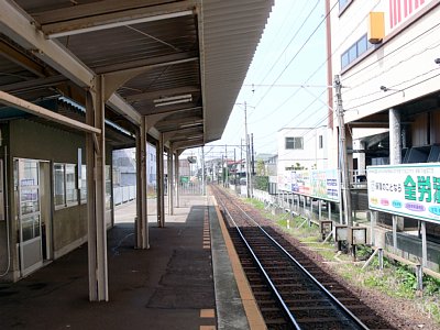 ホームから下り方面を見る