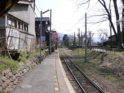 �z�[���̐�͍s���~�܂�