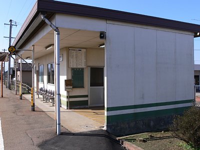 ホーム側から簡易駅舎を見る