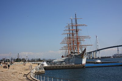 海王丸と新湊大橋