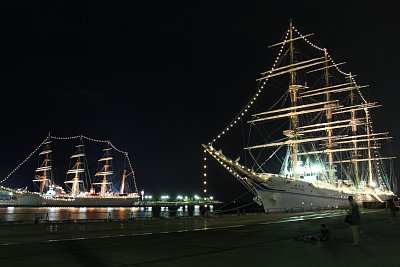 初代海王丸（左）、二代目海王丸（右）のイルミネーション