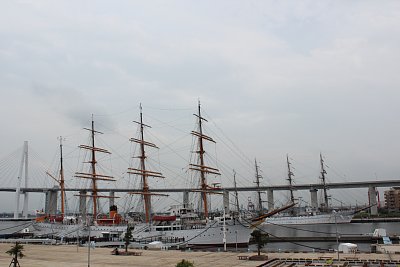 初代海王丸（左）、二代目海王丸（右）