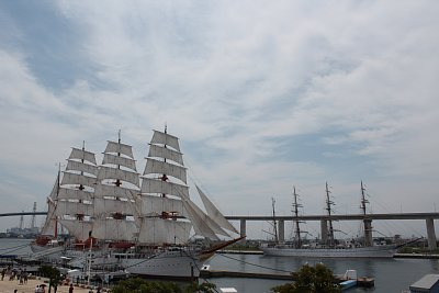 初代海王丸（左）、二代目海王丸（右）