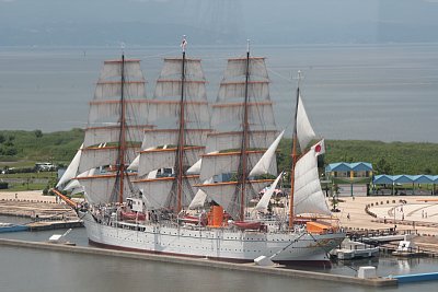 海王丸総帆展帆をあいの風プロムナードから