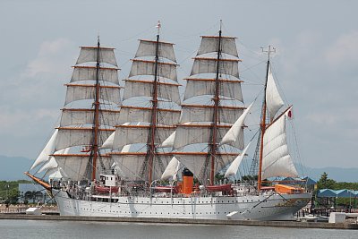 海王丸総帆展帆をあいの風プロムナードから