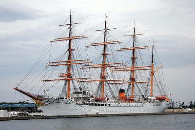 海王丸を左舷から