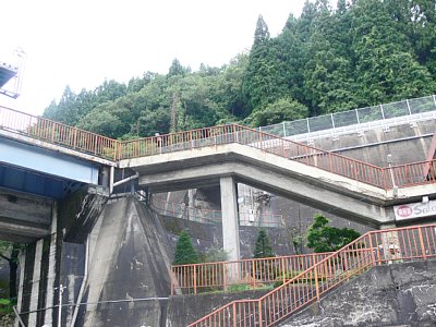 �w�ɂ���z�[���ւ̒ʘH