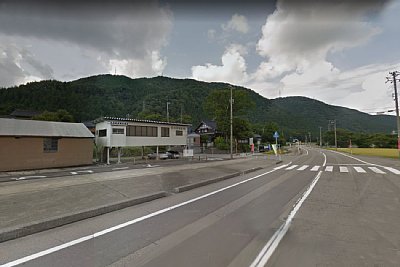 手取中島方面からの線路が道路を横切っています