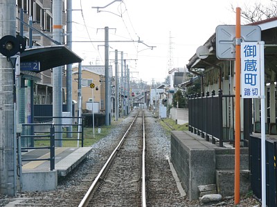 旧ホームが右側にあります