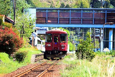 ナガラ300形気動車と跨線橋