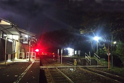 �\������