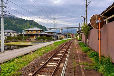 �z�[���͏����J�[�u���Ă���