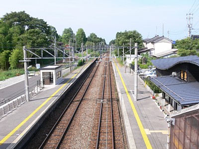 跨線橋からホームを見る