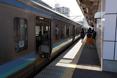 �z�[���ɕ��ʓd�Ԃ���Ԃ��Ă��܂�