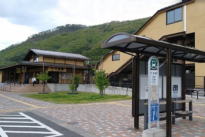 �w�O�ɂ̓o�X�₪����